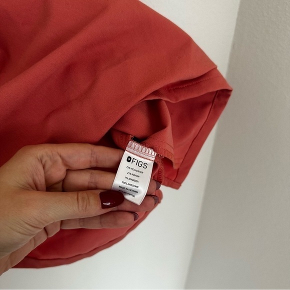 FIGS Casma 3 Pockets Scrub Top V Neck Clay Color Short Sleeves Size XS Women’s - Picture 5 of 10